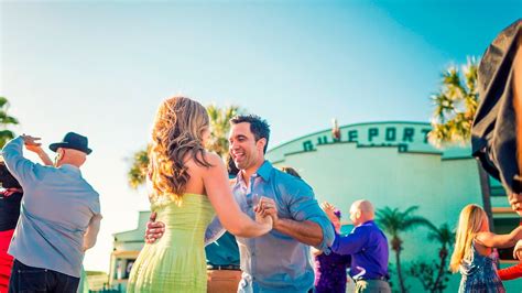 Tentang Tarian Ballroom dan Contra Dancing di Tampa Bay