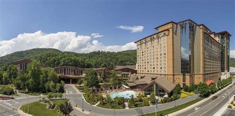 Spa, Hot Tub, Jacuzzi, Fitness Center, Sauna, Swimming Pool: A Luxurious Getaway at Harrah’s Cherokee Casino Resort