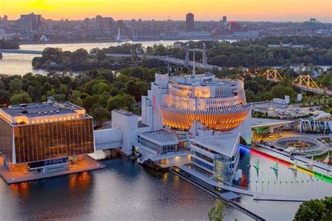 Hotels di sekitar Clock Tower Beach dan Notre Dame Basilica di Montreal