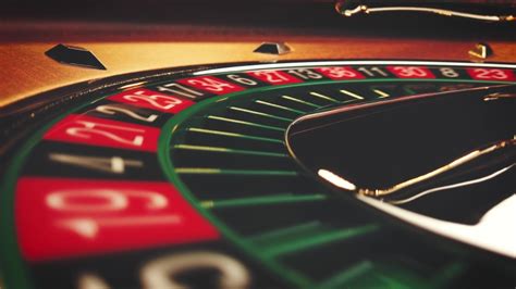 Menghadirkan Kedahsyatan Poker: Card dan Chip pada Latar Belakang Hijau