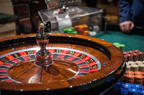 Atmosphere dan Ambiance of Land-Based Casinos vs Online Casinos: What’s the Difference