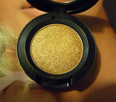 Tehnik Membuat Tampilan Makeup yang Menarik dengan Shimmer Eye Shadow