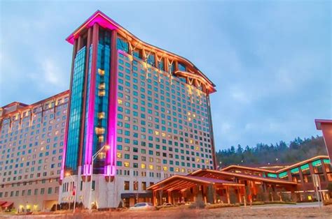 Harrah’s Cherokee Casino Resort: A Luxurious Getaway in the Heart of Cherokee