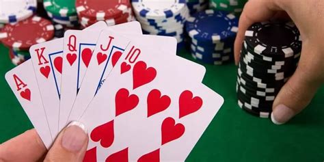 Poker Online: Bermain dengan Jempol dan Kustomisasi