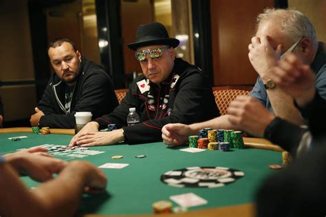 Berhasil Membuat Pendapatan dari Poker: 12 Tips untuk Menjadi Pro Poker