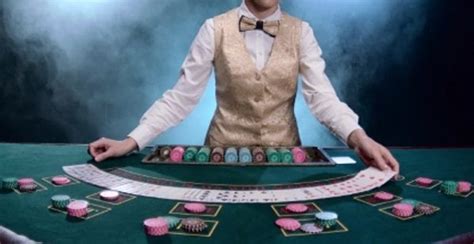 En Un Casino Reparte Las Cartas A Los Jugadores