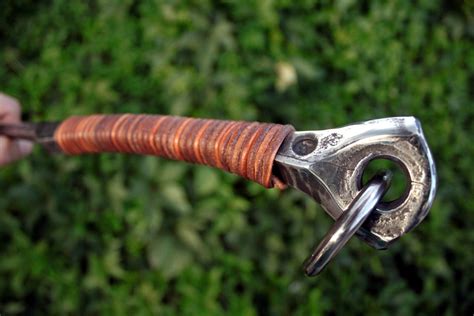 Mengenang Kelelawar dan Kesetiaan: Stainless Fire Poker sebagai Hadiah yang Langsung