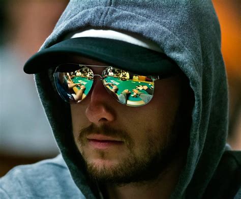 Sunglasses in Poker: Advantages, Disadvantages, dan Controversi