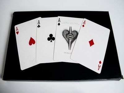 Bergabung dengan Strategi Poker: Menggulung dan Menyajikan Kartu Anda