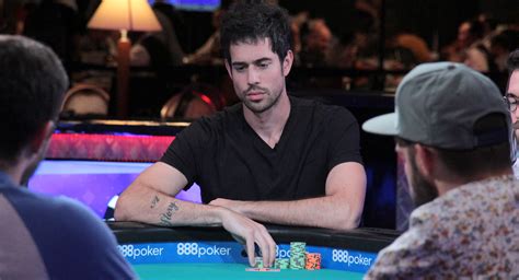 Artikel: Nick Schulman – Seorang Pemain Poker Berbakat dan Komentator Televisi