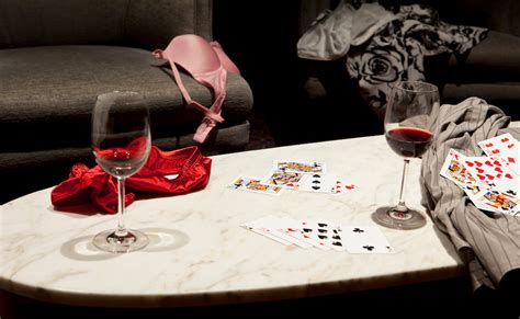 Menghadiah Cinta dengan Strip Poker