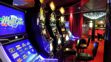 Background Berwarna Emas untuk Online Casino: Slot Machine dan Roulette