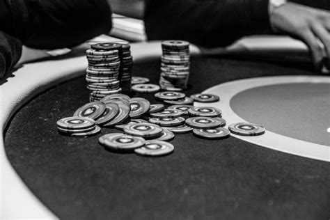 Poker Online: Strategi untuk Menjadi Pemenang dalam Jangka Waktu Panjang