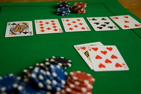 Poker: Strategi dan Teknik untuk Menjadi Seorang Pemain Poker Profesional