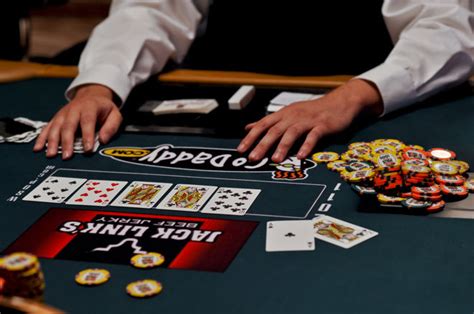 Bermain Poker Online: Mengetahui Sistem Taruhan dan Kelebihan