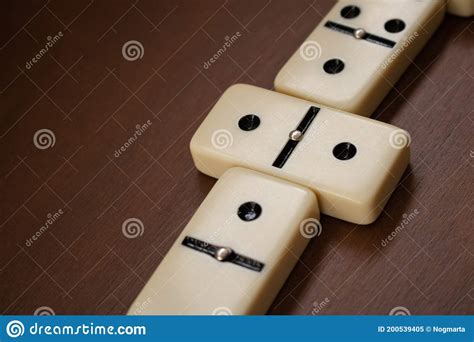 Menghentakkan Perhatian dengan Dominoes dari Atas