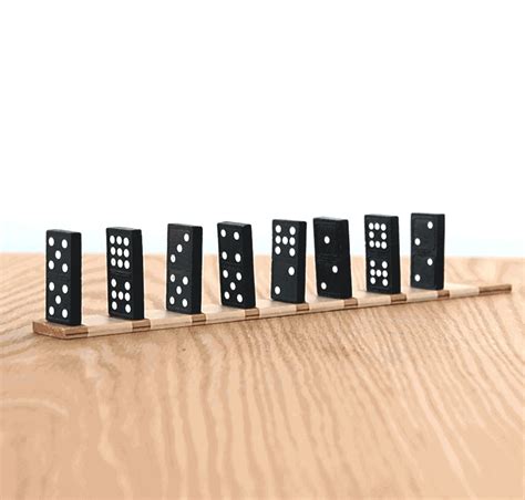 Analisis Analogi Domino Effect