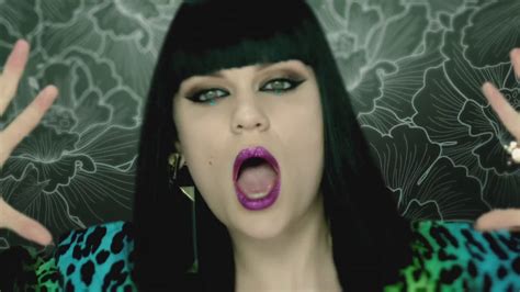 Lirik Lagu “Domino” oleh Jessie J: Simbolisme dan Makna