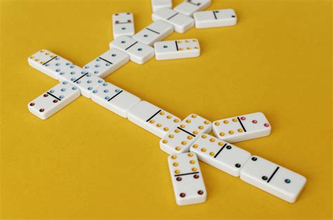 Cara Menang Main Domino Berpasangan dan Mengontrol Permainan dengan Menyamakan Balok Lawan