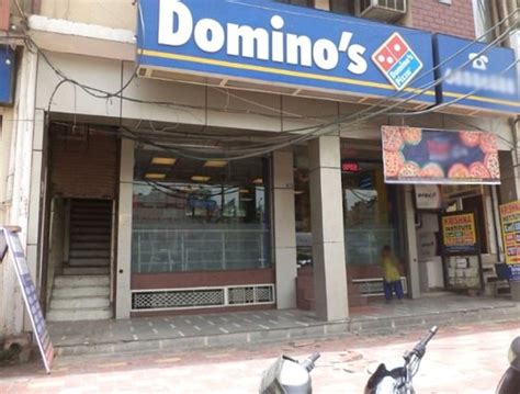 Menjadi Penggemar Pizza dengan Menggunakan Domino’s Pizza di Old Delhi Railway Station