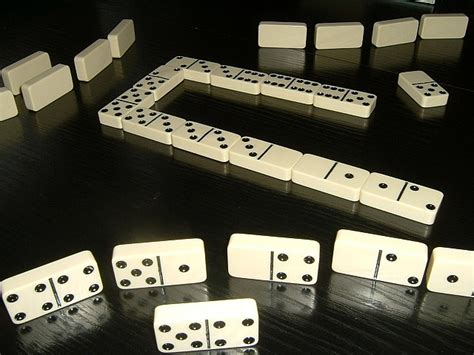 Bermain Dominoes dengan 2 Pemain: Tips dan Variasi