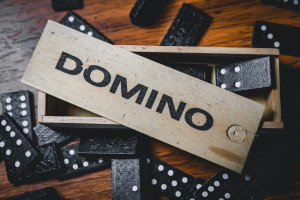 Mengintroduksikan Domino Kayu: Permainan yang Dapat Meningkatkan Keterampilan Matematika dan Strategi