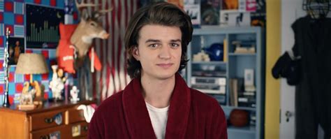 Trendi dan Retro: Joe Keery Mereproduksi Skena “Ferris Bueller’s Day Off” untuk iklan Domino’s