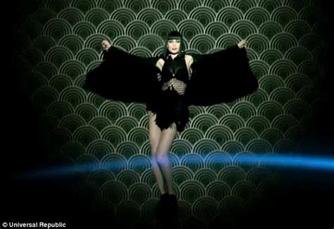 Jessie J Berkelah Warna dan Gaya dalam Video Domino