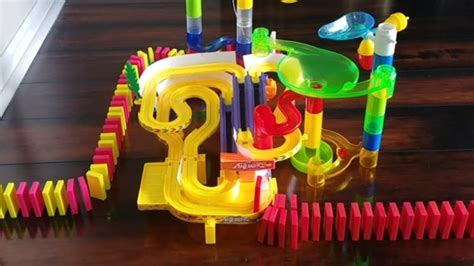 Menggelarkan Marbles untuk Membuat Rube Goldberg yang Menarik