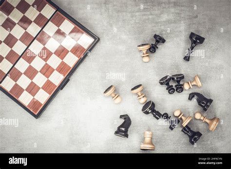 Keterbukaan dan Kebebasan dalam Permainan Catur: Simbolisme Scattered Chess Pieces