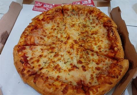 Domino’s Pizza: Menyajikan Pizza Terenak di Surabaya