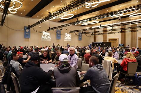 200K Monumental Stacks NLH: Artikel tentang Turnamen Poker