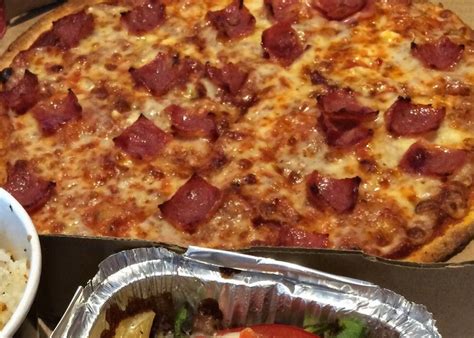 Makan Siang di Pinggir Jalan: Domino’s Pizza Cipondoh