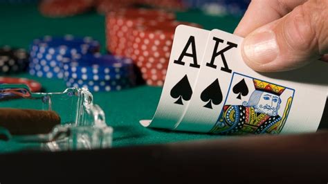 Bermain Poker dengan IDN Poker: Tips dan Trik untuk Menjadi Pemain Sukses