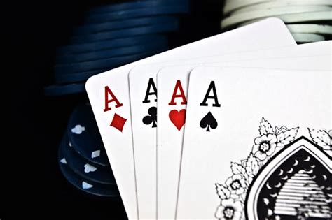 Menjadi Hebat dalam Permainan Poker: Bluff dan Raising