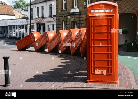 Sculpture Simbolik dari Era Telephone Box: “Out of Order” di London