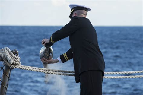 Menghormati Kesedihan: Berbagai Ide untuk Scattering Ashes di Laut