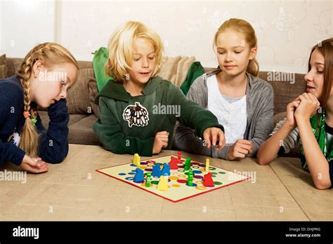 Bermain Ludo Online dengan Anak-Anak