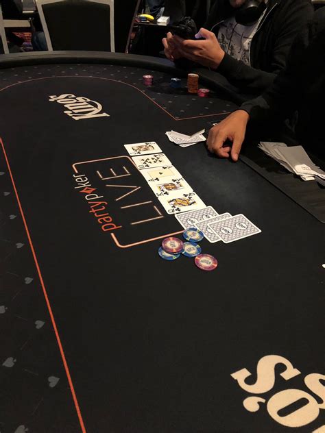 Menggertakkan Meja Poker: Apa Itu Royal Flush