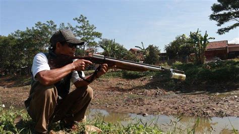 Pemburu Ikan Paus: Menjadi Sniper di Laut