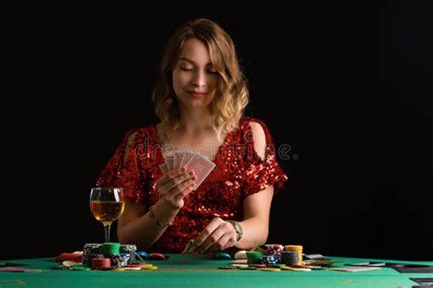 Perempuan Muda Cantik Bermain Poker: Sebuah Kumpulan Gambar yang Memukau