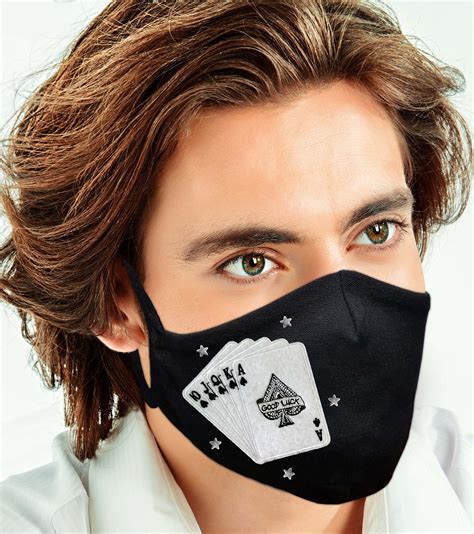 Poker Face Mask: Sebuah Koleksi Aneka Masker yang Menarik