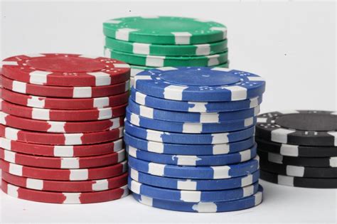 Gaya Menarik Bermain dengan Chip Poker: Tips dan Trik